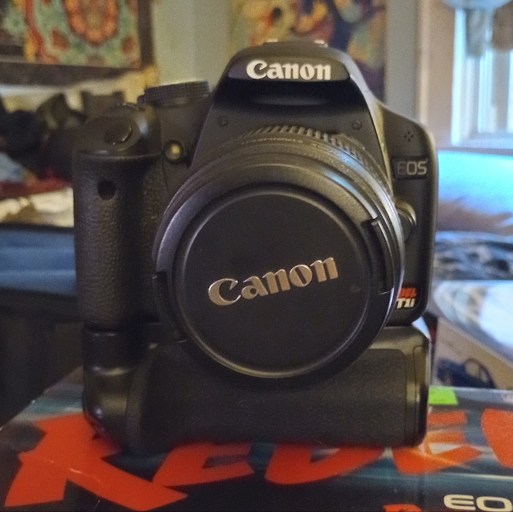 CANON EOS REBEL T1i WITH 2 BATTERY GRIP 15.1MP AND FULL 1080P VIDEO 3IN LCD